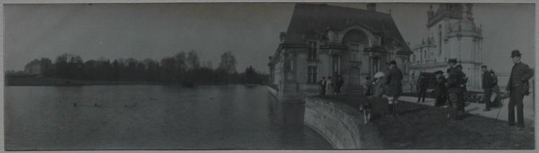 Photographie extraite d'un album de 23 photographies : l'équipage de Chantilly. Bat l'eau de cerf dans les douves devant le petit château, Chantilly