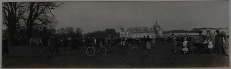 Photographie extraite d'un album de 23 photographies : l'équipage de Chantilly. Foule sur le champ de courses de Chantilly