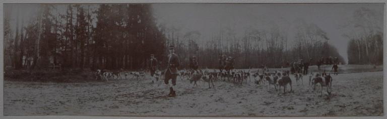 Photographie extraite d'un album de 23 photographies : l'équipage de Chantilly. Valets et meute retraitant à la Table
