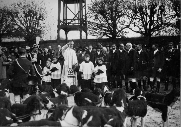 Photographie extraite d'un album de 56 photographies : équipages Chantilly et Par Monts et Vallons. Messe de Saint Hubert