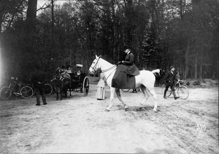 Photographie extraite d'un album de 56 photographies : équipages Chantilly et Par Monts et Vallons. La duchesse de Chartres