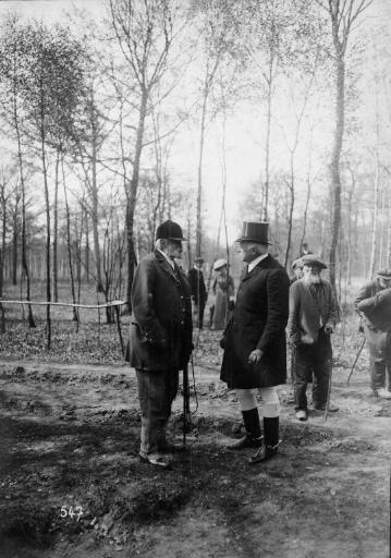 Photographie extraite d'un album de 56 photographies : équipages Chantilly et Par Monts et Vallons. Le duc de Chartres à gauche