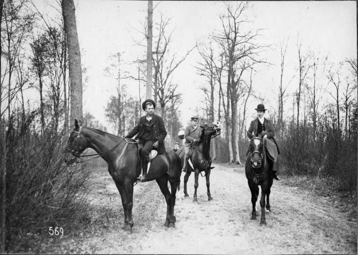 Photographie extraite d'un album de 56 photographies : équipages Chantilly et Par Monts et Vallons