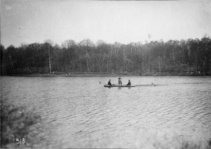 Photographie extraite d'un album de 56 photographies : équipages Chantilly et Par Monts et Vallons. Bat l'eau de cerf