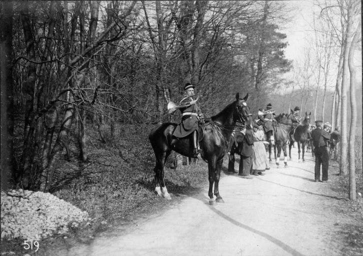 Photographie extraite d'un album de 56 photographies : équipages Chantilly et Par Monts et Vallons. Veneurs sonnant