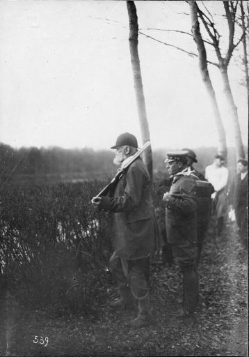 Photographie extraite d'un album de 56 photographies : équipages Chantilly et Par Monts et Vallons. Le duc de Chartres
