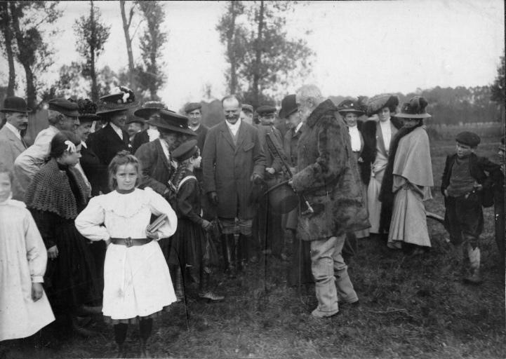 Photographie extraite d'un album de 56 photographies : équipages Chantilly et Par Monts et Vallons. Le duc de Chartres au centre