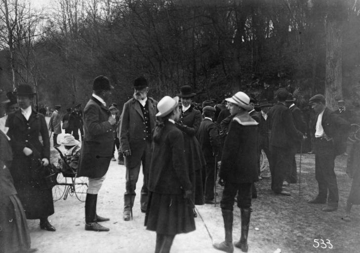 Photographie extraite d'un album de 56 photographies : équipages Chantilly et Par Monts et Vallons. le duc de Chartres au centre