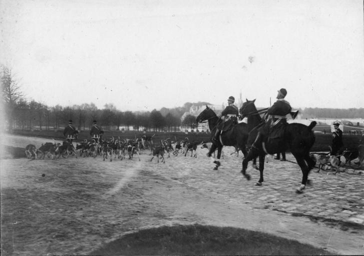 Photographie extraite d'un album de 56 photographies : équipages Chantilly et Par Monts et Vallons