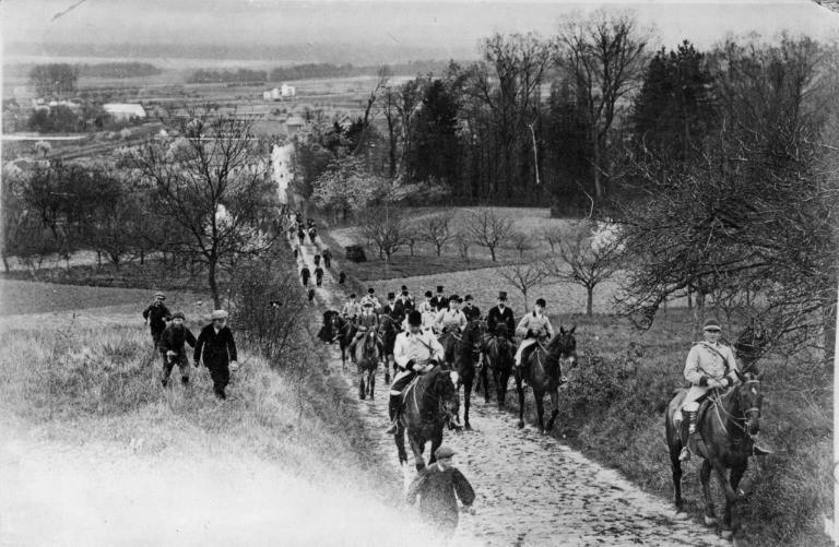 Photographie extraite d'un album de 56 photographies : équipages Chantilly et Par Monts et Vallons