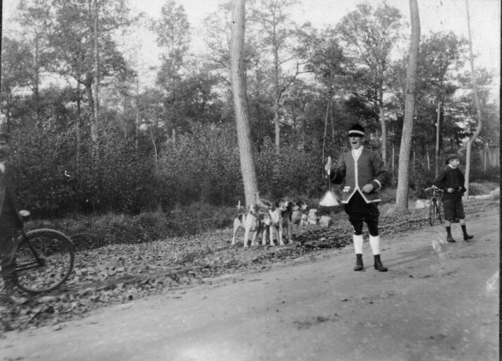 Photographie extraite d'un album de 56 photographies : équipages Chantilly et Par Monts et Vallons. Piqueux et ses chiens