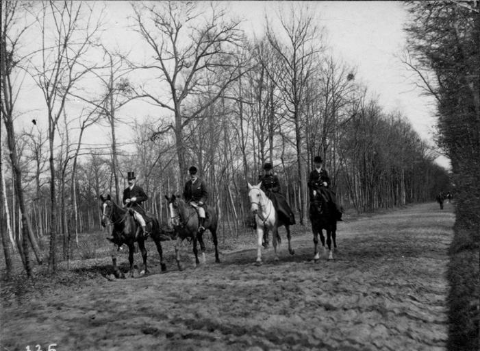 Photographie extraite d'un album de 56 photographies : équipages Chantilly et Par Monts et Vallons. Deux cavaliers, la duchesse de Chartres et la princesse Waldemar de Danemark