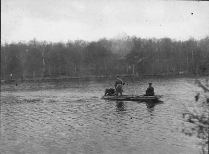 Photographie extraite d'un album de 56 photographies : équipages Chantilly et Par Monts et Vallons. Bat l'eau