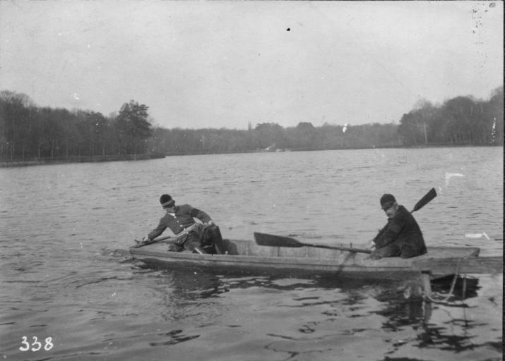 Photographie extraite d'un album de 56 photographies : équipages Chantilly et Par Monts et Vallons. Veneurs ramenant la dépouille du cerf