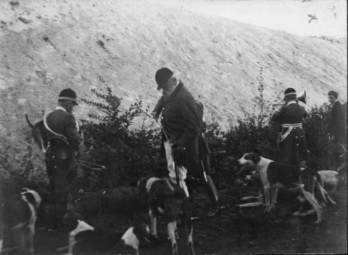 Photographie extraite d'un album de 56 photographies : équipages Chantilly et Par Monts et Vallons. Duc de Chartres