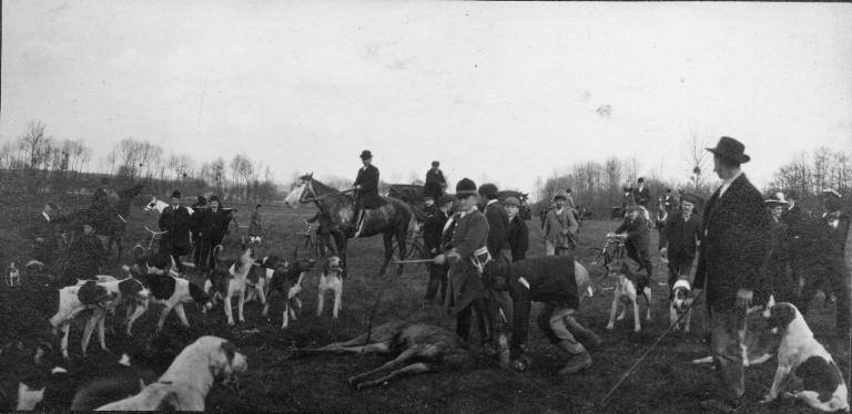 Photographie extraite d'un album de 56 photographies : équipages Chantilly et Par Monts et Vallons. La curée