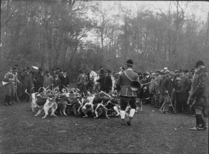 Photographie extraite d'un album de 56 photographies : équipages Chantilly et Par Monts et Vallons. La curée