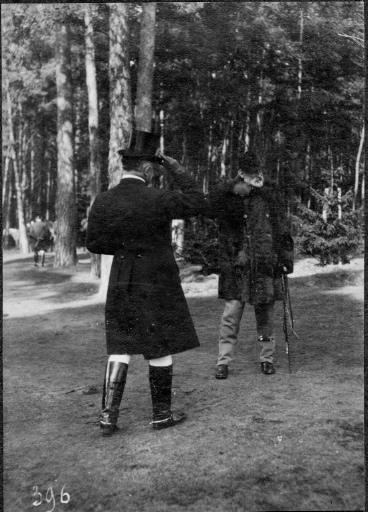 Photographie extraite d'un album de 56 photographies : équipages Chantilly et Par Monts et Vallons. Le duc de Chartres
