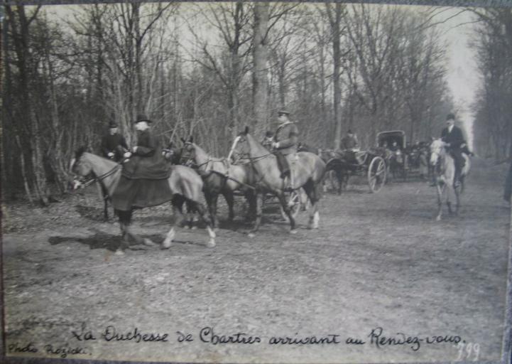 Equipage du duc de Chartres. La duchesse de Chartres en amazone et autres veneurs en forêt