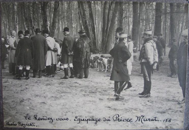 Equipage du prince Murat, rallye Chambly. Rendez-vous. Des dos auprès d'un invité en pelisse, le comte de Valon