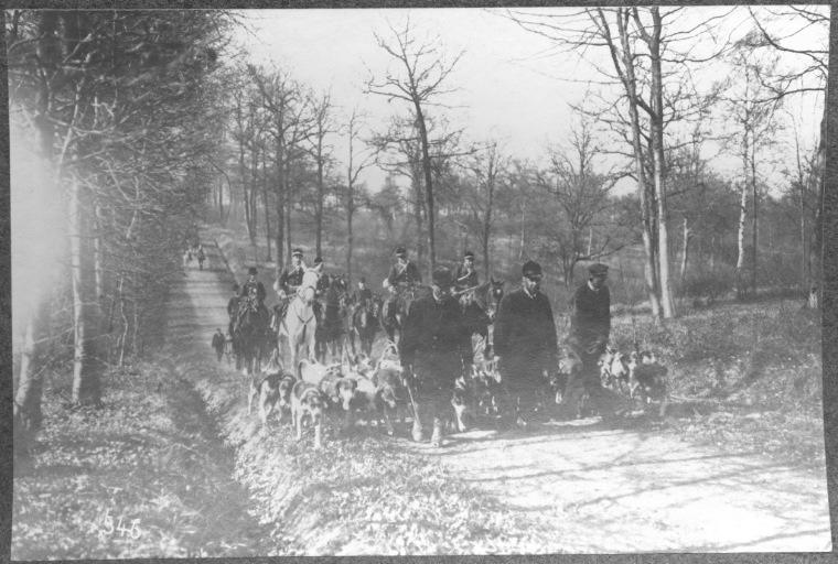 Photographie extraite d'un album de 32 photographies : équipage du duc de Chartres, Chantilly. Veneurs et la meute