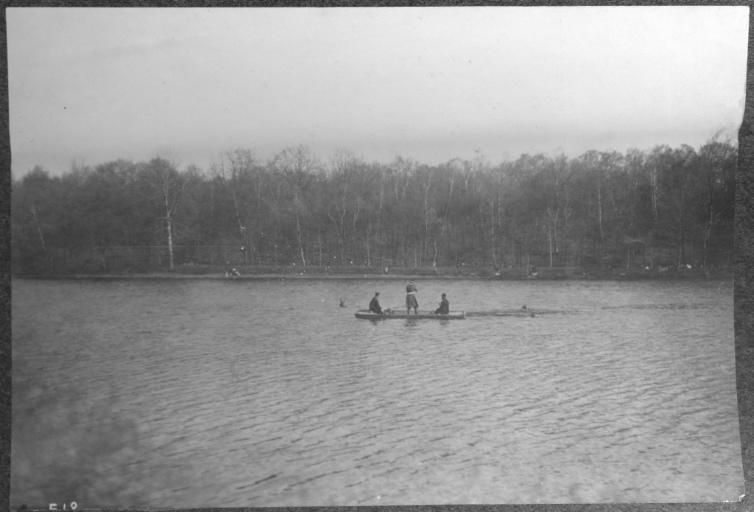 Photographie extraite d'un album de 32 photographies : équipage du duc de Chartres, Chantilly. Bat l'eau