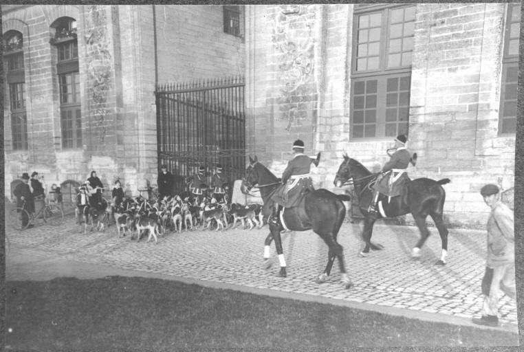 Photographie extraite d'un album de 32 photographies : équipage du duc de Chartres, Chantilly. Veneurs et la meute aux Grandes Ecuries de Chantilly