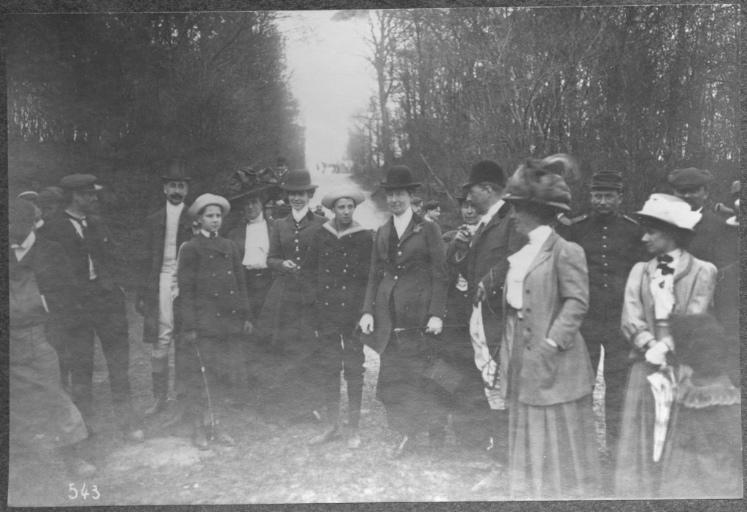 Photographie extraite d'un album de 32 photographies : équipage du duc de Chartres, Chantilly. La duchesse de Chartres et un groupe de personnes