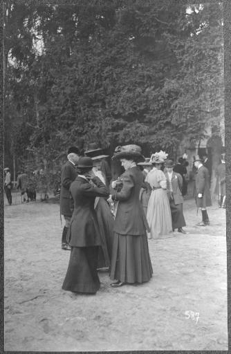 Photographie extraite d'un album de 32 photographies : équipage du duc de Chartres, Chantilly. Personnes discutant