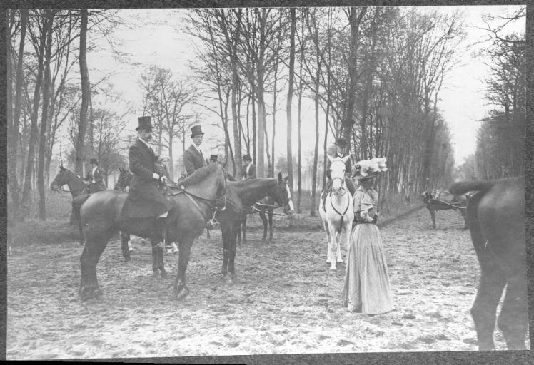 Photographie extraite d'un album de 32 photographies : équipage du duc de Chartres, Chantilly. Marcel Boulanger, Henri Texier, Aline Texier et la duchesse de Chartres