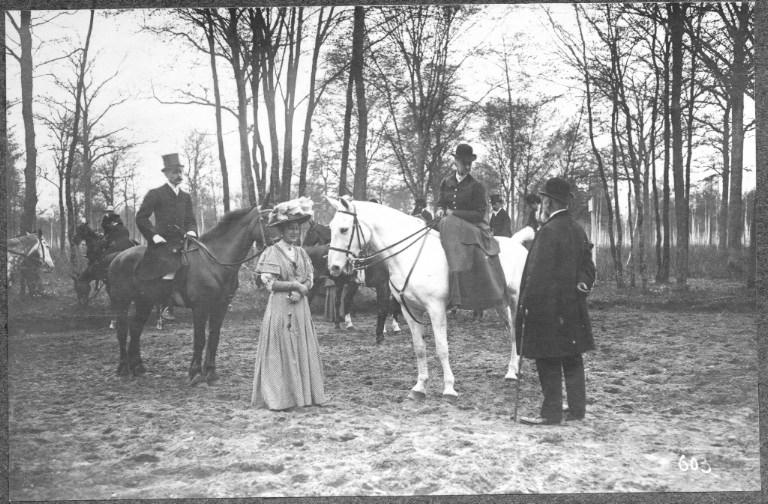Photographie extraite d'un album de 32 photographies : équipage du duc de Chartres, Chantilly. Henri et Aline Texier, duchesse de Chartres et Jules Texier