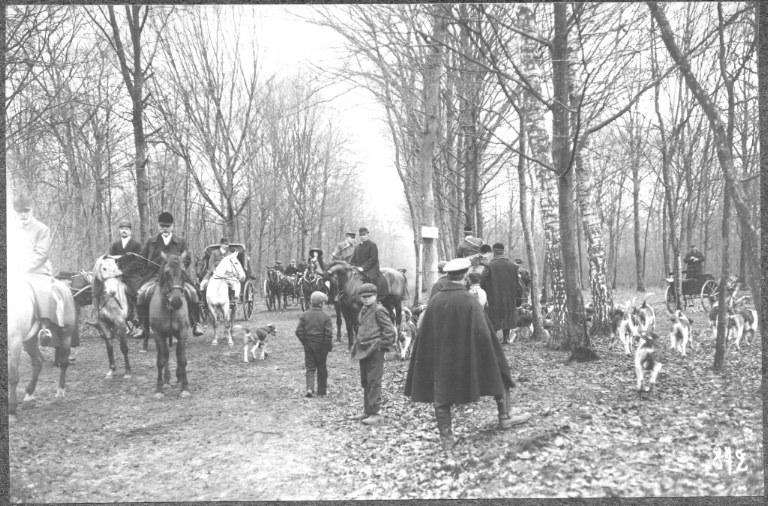 Photographie extraite d'un album de 32 photographies : équipage du duc de Chartres, Chantilly. Veneurs en forêt