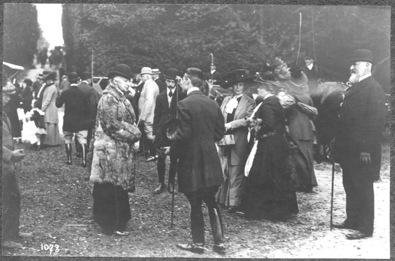Photographie extraite d'un album de 32 photographies : équipage du duc de Chartres, Chantilly. Baron de Neuflise, duchesse de Chartres, Maurice Cancut, Mme Renard, Fred Sarpenton, Jules Texier