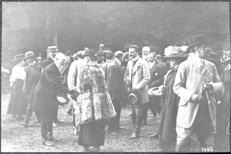 Photographie extraite d'un album de 32 photographies : équipage du duc de Chartres, Chantilly. Henri Texier, Gaston Boutry, duchesse de Chartres, Jules Texier