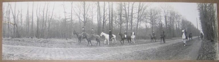 Photographie d'un album de 26 photographies. Equipage de Chantilly. La duchesse de Chartres à l'avant