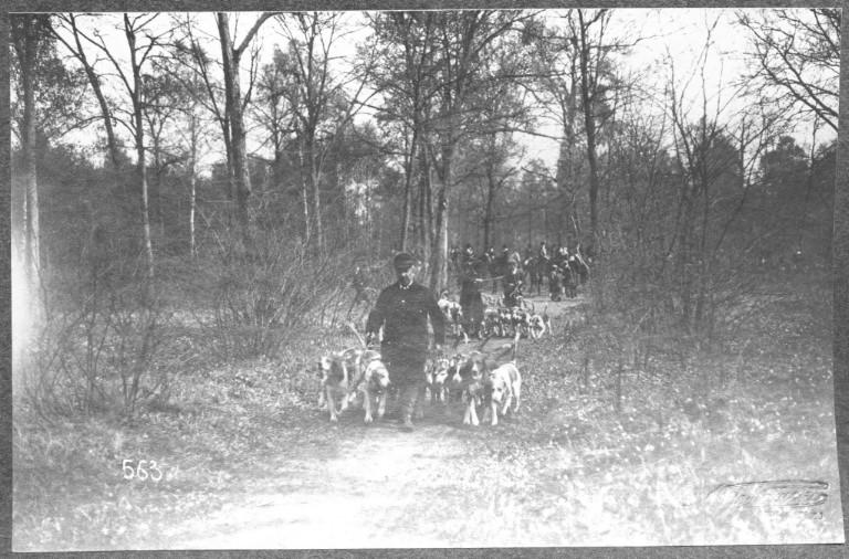 Photographie extraite d'un album de 32 photographies : équipage du duc de Chartres, Chantilly. Piqueux et la meute