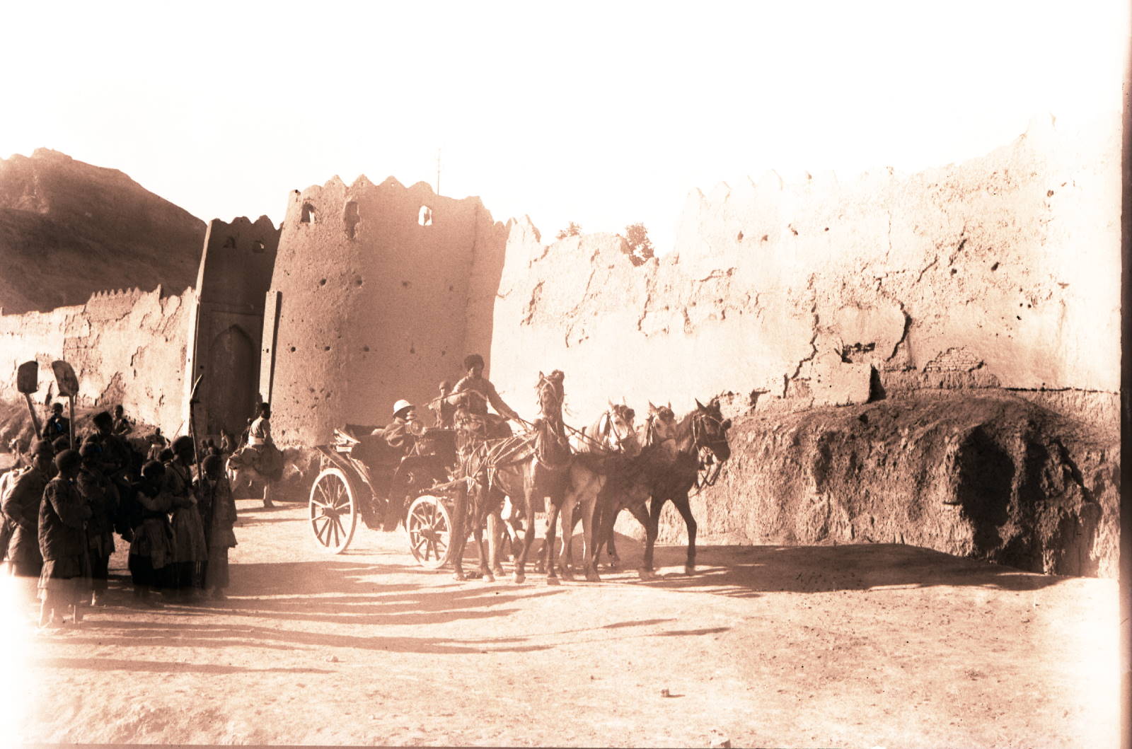 Attelage de Pierre Loti devant les murailles de la ville de Kachan en Perse (titre factice)