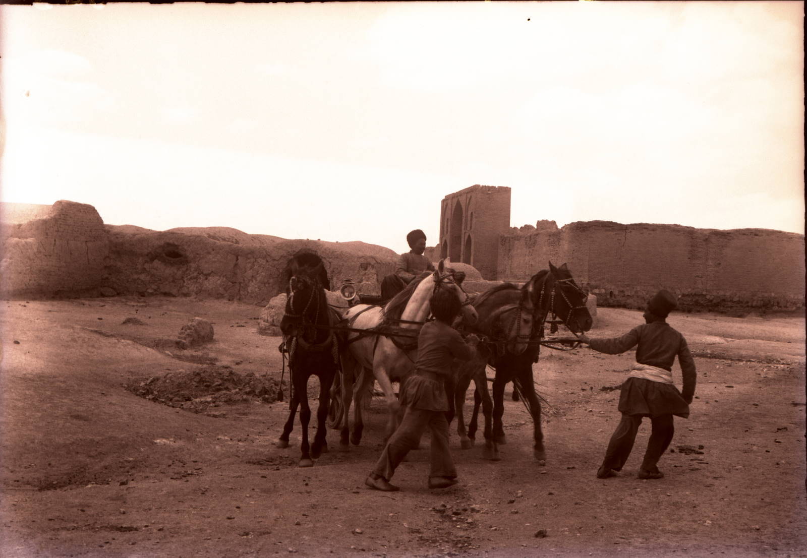 Attelage de Pierre Loti sur la route de Téhéran, Perse (titre factice)