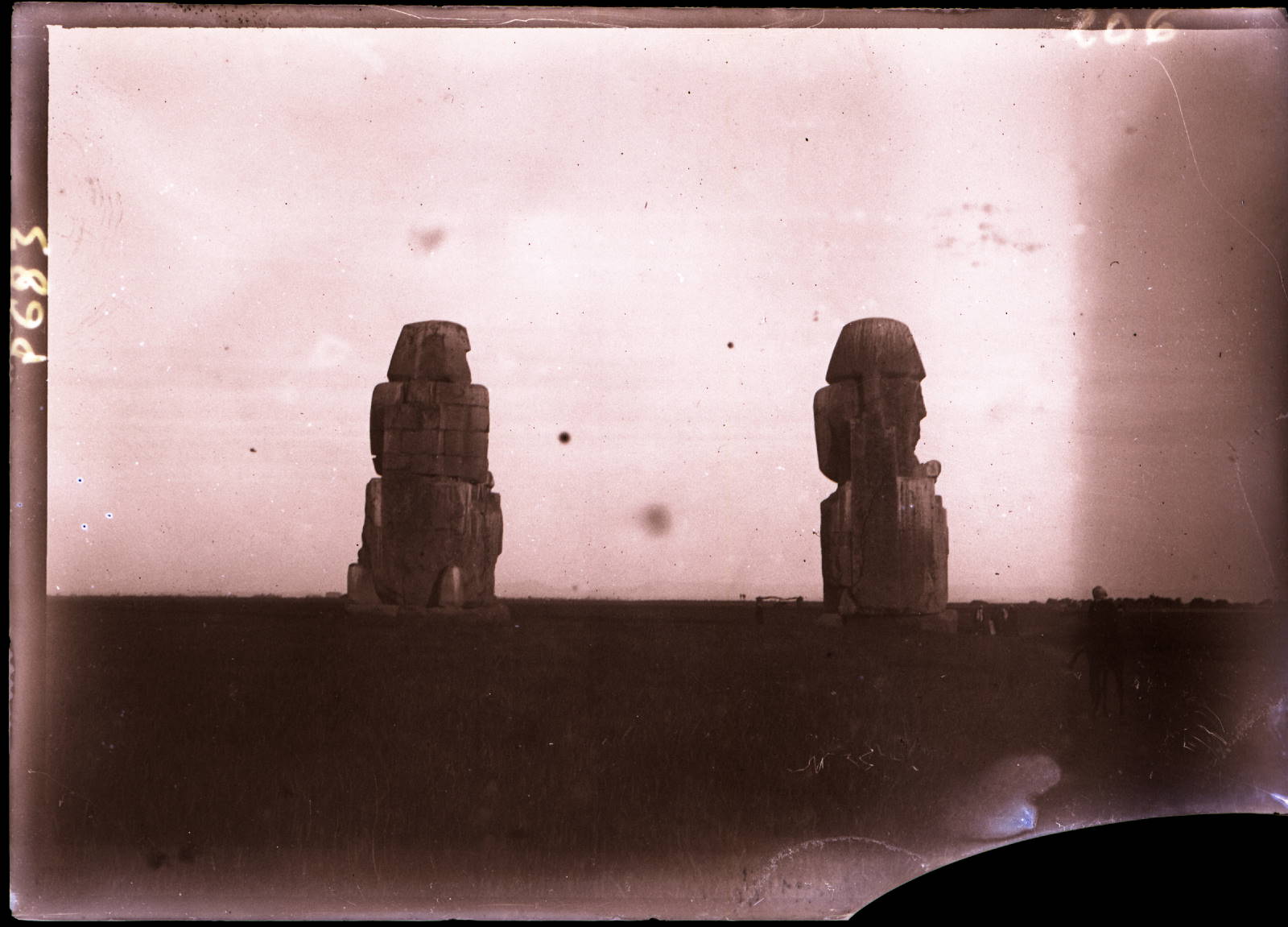 Les colosses de Memnon (titre factice)