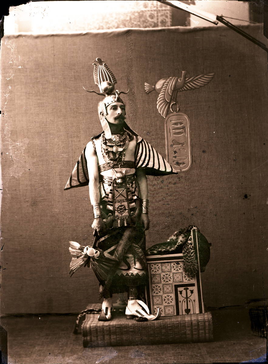Portrait en pied de Pierre Loti en costume d'Osiris (titre factice)