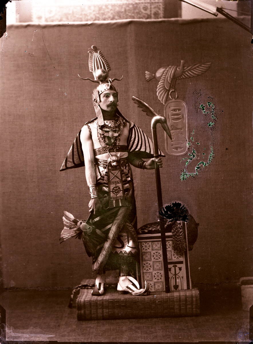 Portrait en pied de Pierre Loti en costume d'Osiris (titre factice)