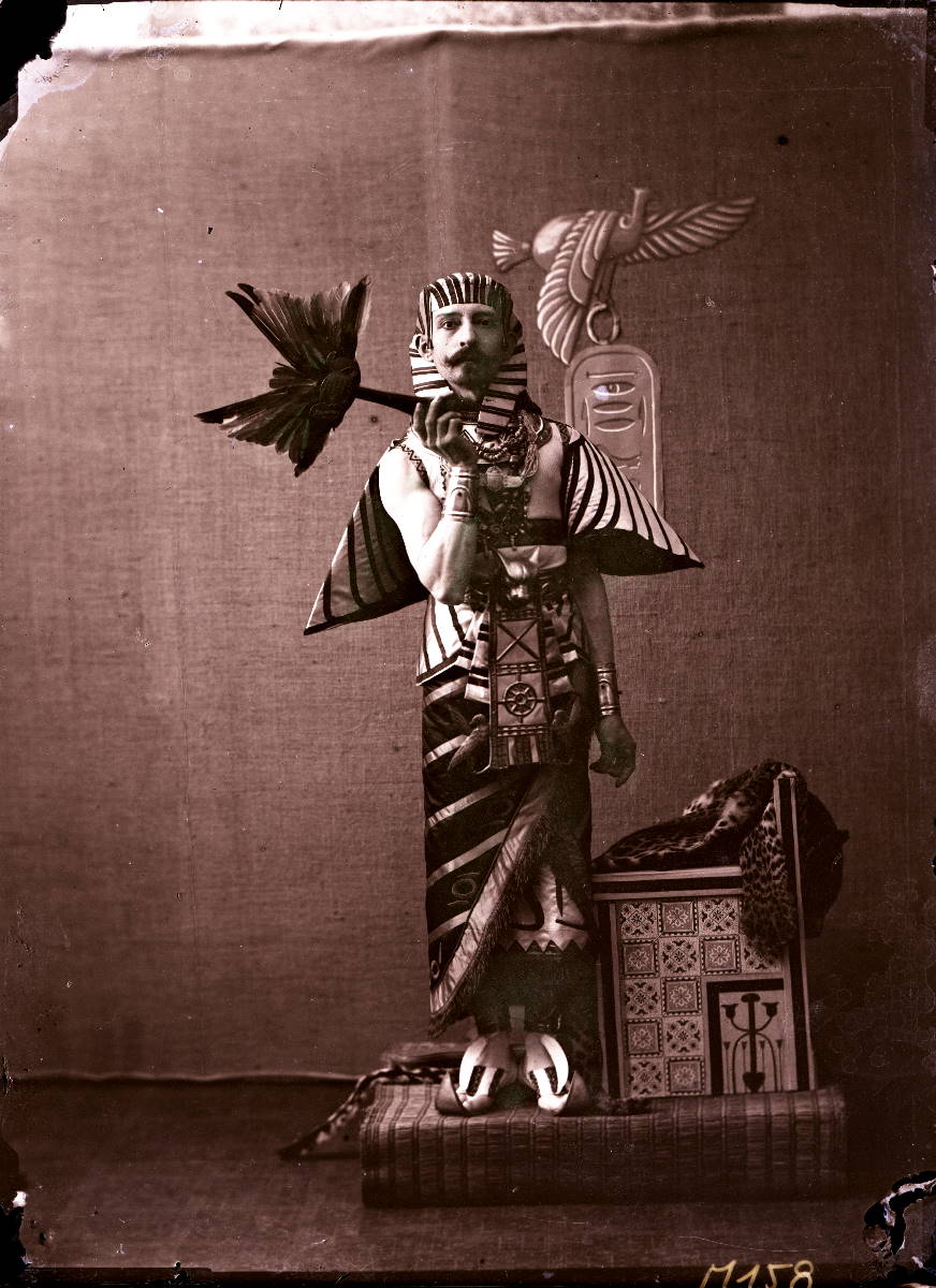 Portrait en pied de Pierre Loti en costume d'Osiris (titre factice)