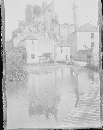 Vue du château Baronnial depuis la Fontaine à Chauvigny (titre factice)