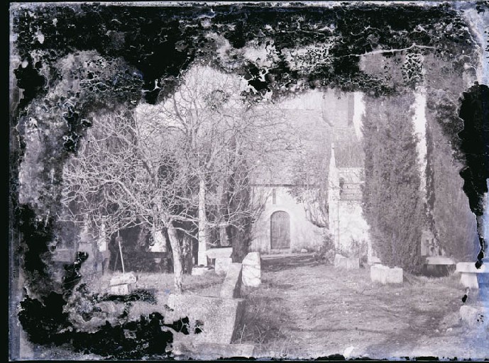 Le chevet et le cimetière de Saint-Pierre-les-Eglises