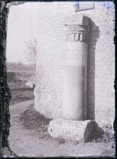 Borne milliaire de Saint-Pierre-les-Eglises (titre factice)