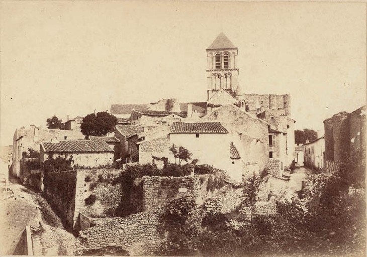 Entre la rue des Rampes et la rue Saint-Pierre