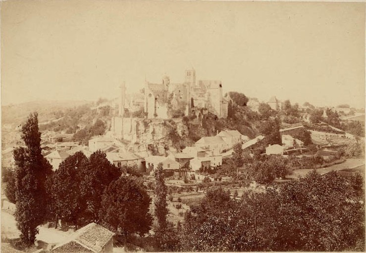 Vue générale de la Ville-Haute de Chauvigny
