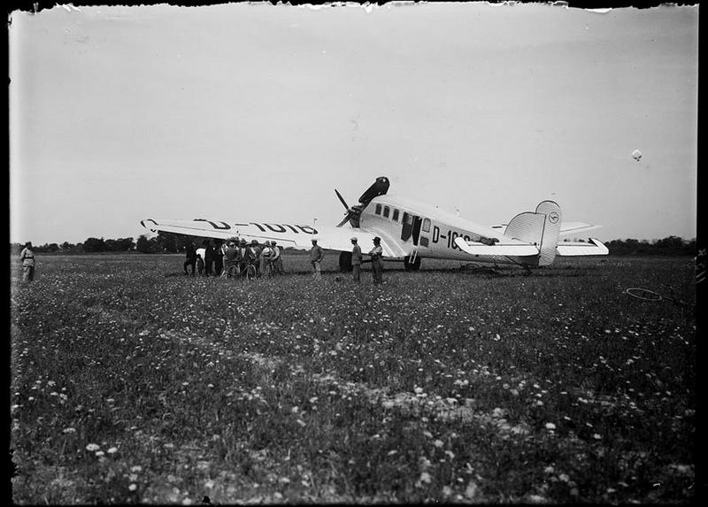 Junkers 24 posé dans un champ camarguais