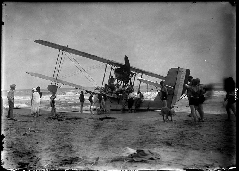 Hydravion amerri sur la plage