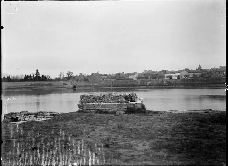 Les quais d'Arles